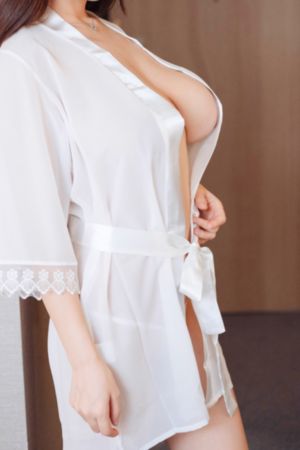 一边吻一边摸进内裤里